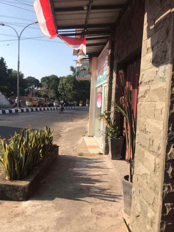 ruko 3 lantai pinggir jalan strategis