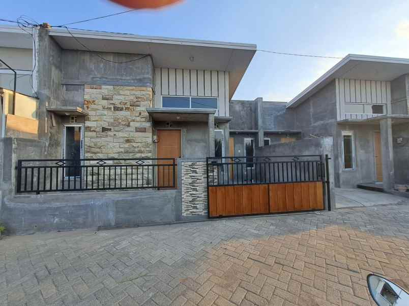 rumah 1 lantai modern minimalis di wagir