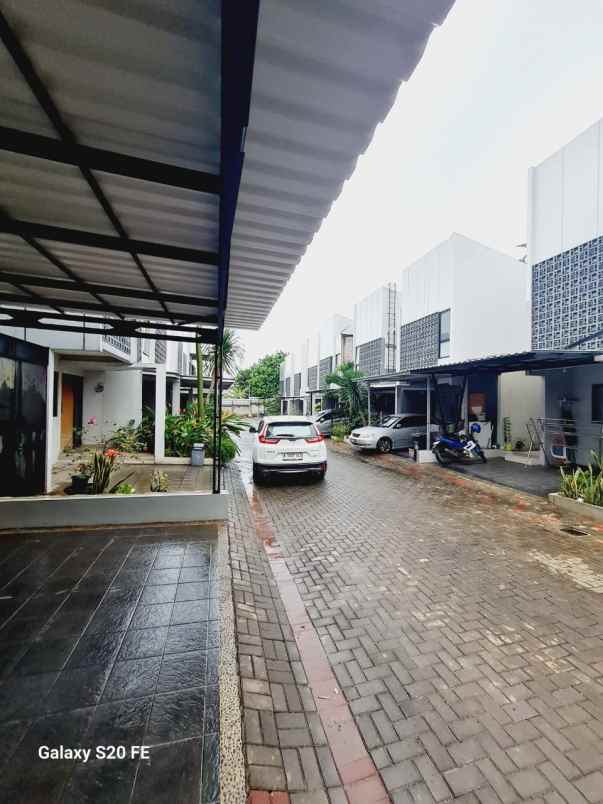 rumah 2 lantai dalam cluster di serua ciputat tangsel