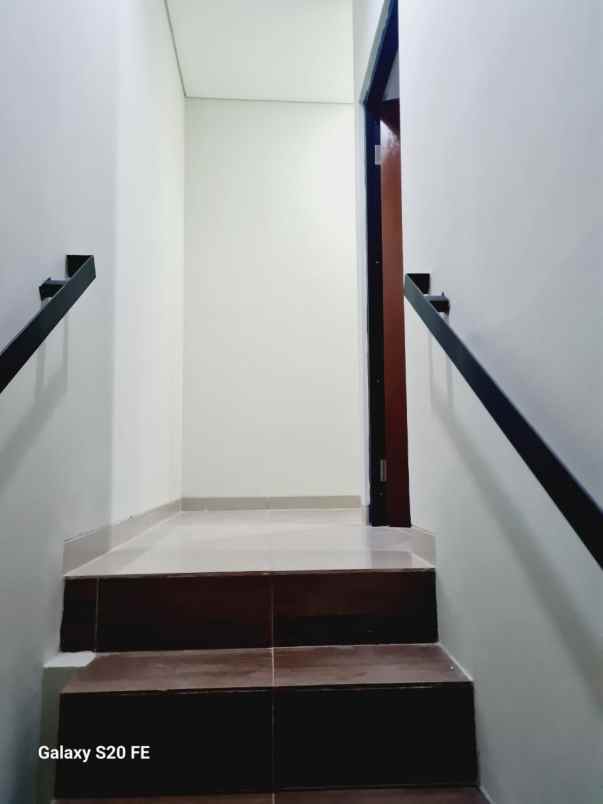 rumah 2 lantai dalam cluster di serua ciputat tangsel