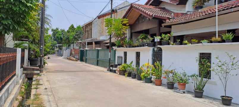 rumah 2 lantai dalam komplek di jatiwaringin bekasi