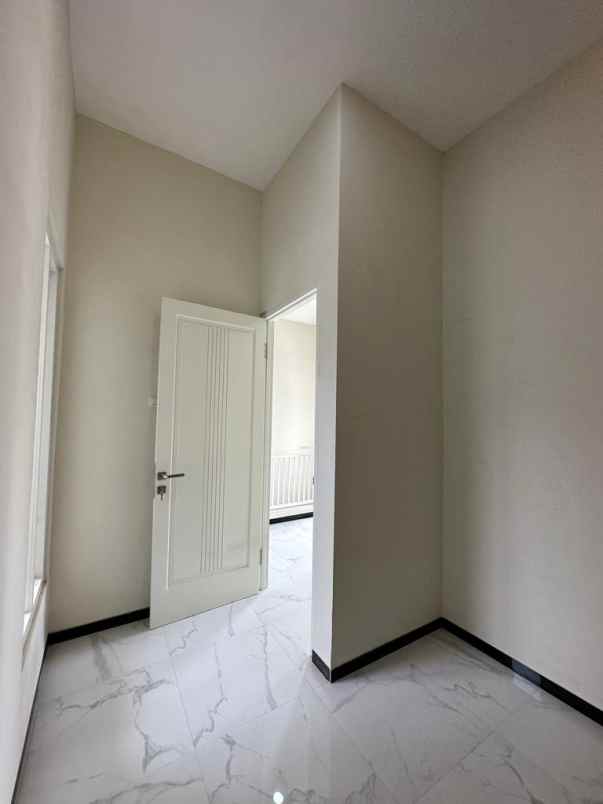 rumah 2 lantai masih baru siap huni lokasi strategis