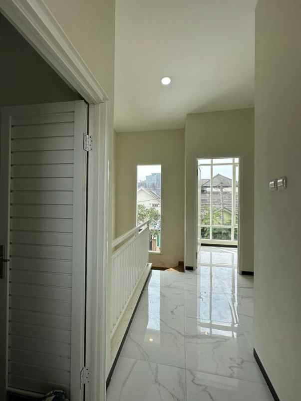 rumah 2 lantai masih baru siap huni lokasi strategis