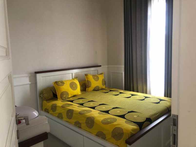 rumah 2 lantai semi furnished di kota malang