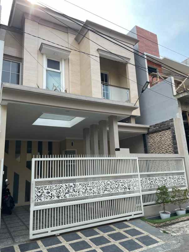 rumah 2 lantai semi furnished di kota malang