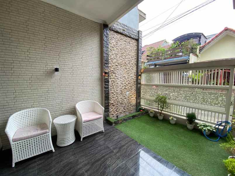 rumah 2 lantai semi furnished di kota malang