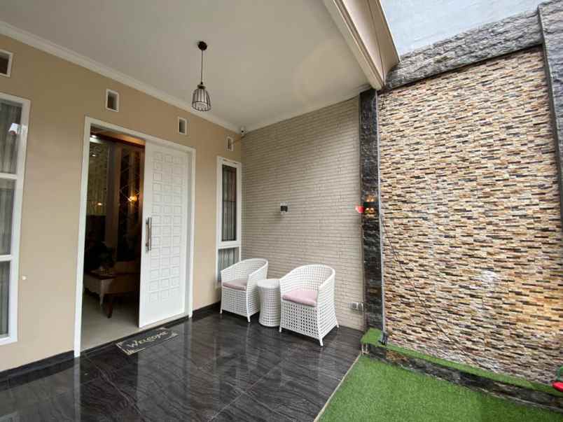 rumah 2 lantai semi furnished di kota malang