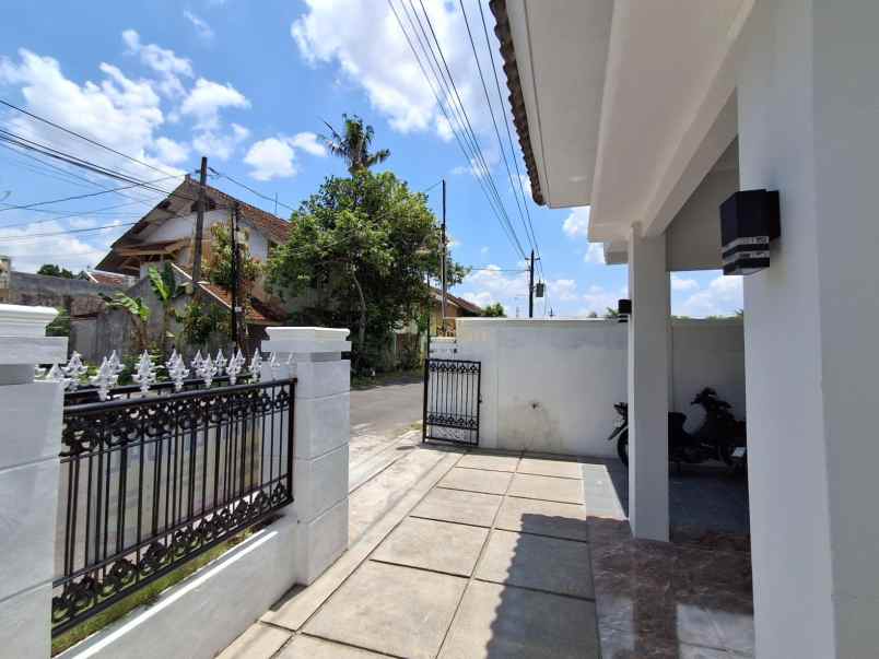 rumah cantik lokasi super strategis di tajem