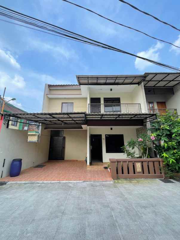 rumah dalam townhouse di pasar rebo jaktim