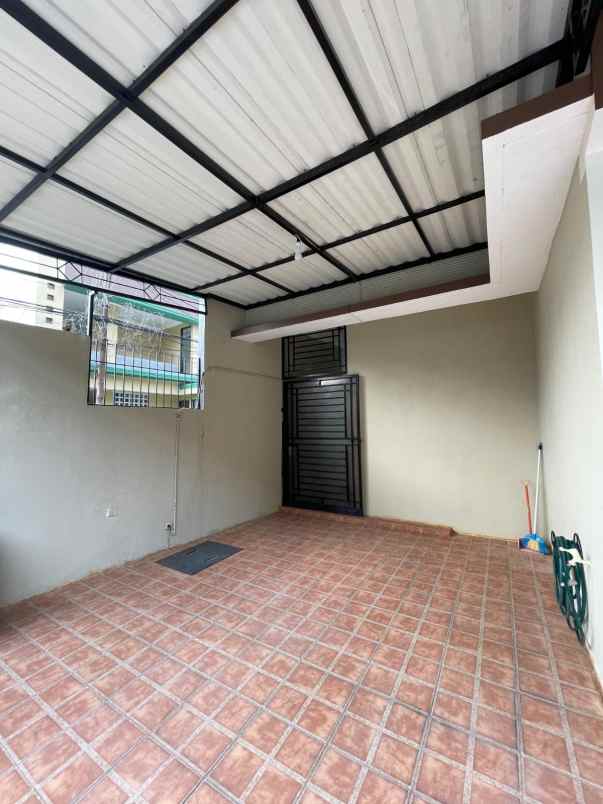 rumah dalam townhouse di pasar rebo jaktim