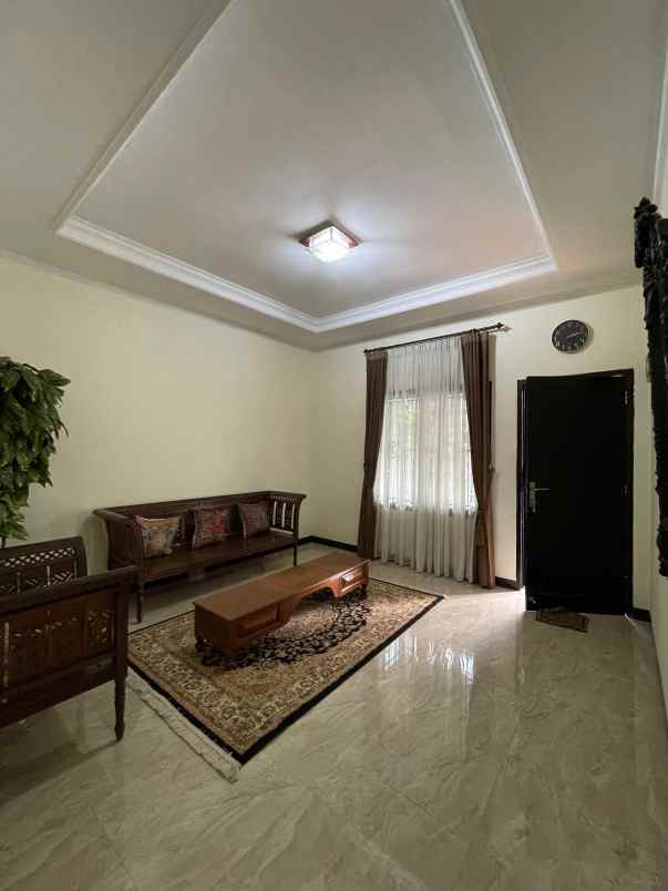 rumah dalam townhouse posisi hook di pasar rebo jaktim