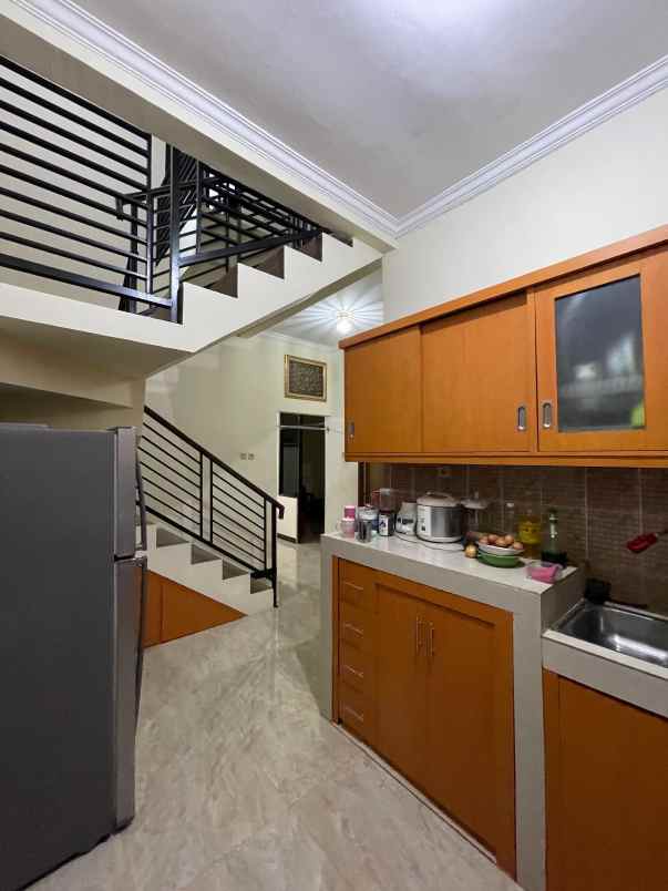 rumah dalam townhouse posisi hook di pasar rebo jaktim