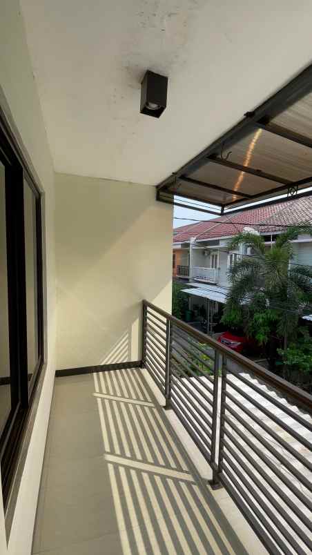 rumah dalam townhouse posisi hook di pasar rebo jaktim