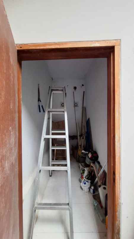 rumah komplek sariwangi taman depan besar lokasi sejuk