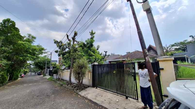 rumah komplek sariwangi taman depan besar lokasi sejuk