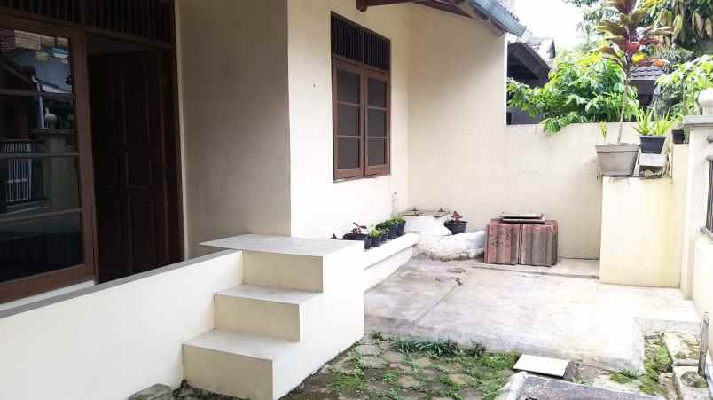 rumah lama terawat di antapani