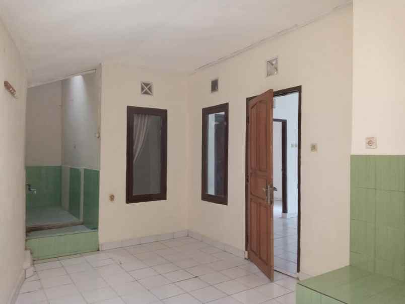 rumah lt luas komplek sariwangi lingkungan nyaman