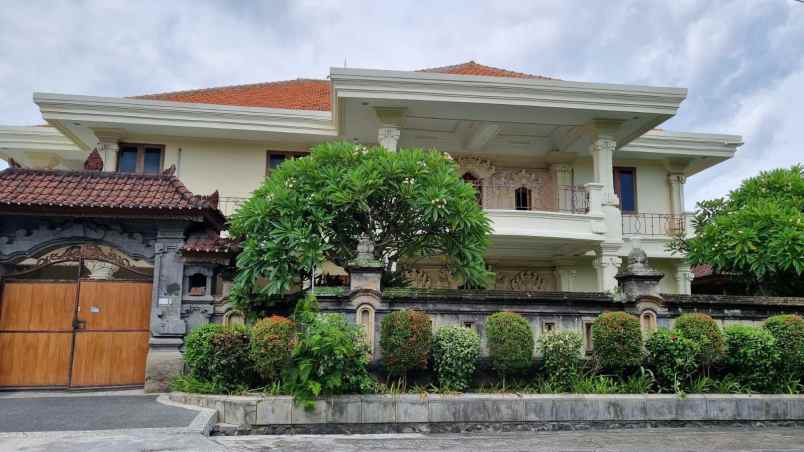 rumah mewah 4 kamar tidur di denpasar timur