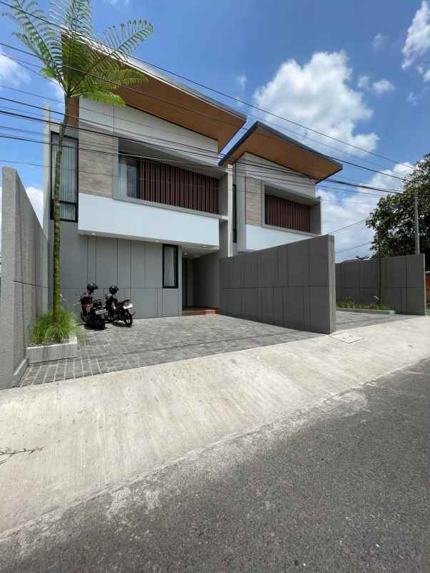 rumah mewah cantik di jl palagan km 9 dekat sch mall