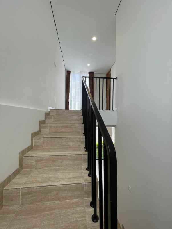 rumah mewah cantik di jl palagan km 9 dekat sch mall