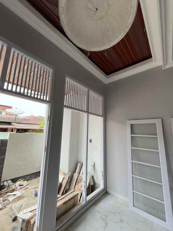 rumah moder klasik minimalulis dalam komplek cinere