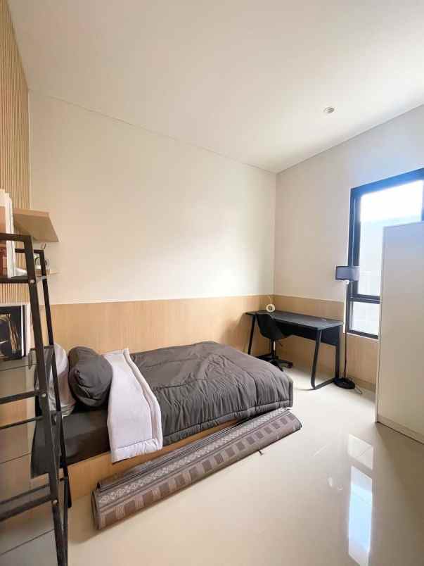 rumah modern 2 lantai di dekat tol jelupang