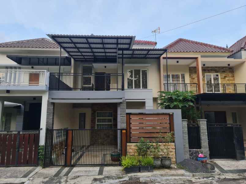 rumah modern 2 lantai plus kolam renang di kota batu