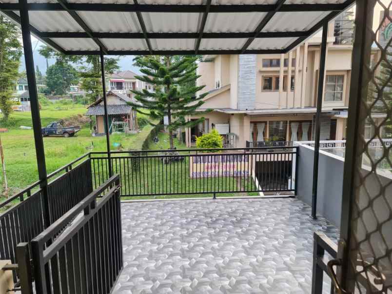 rumah modern 2 lantai plus kolam renang di kota batu