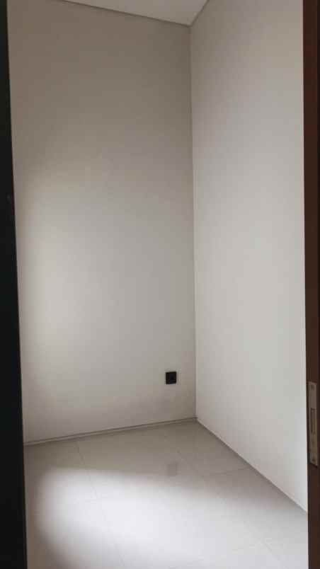 rumah modern minimalis strategis di cirendeu tang sel