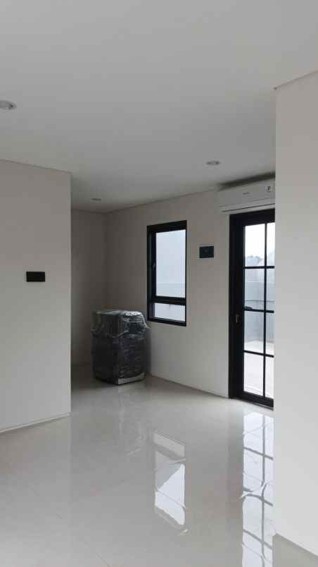 rumah modern minimalis strategis di cirendeu tang sel