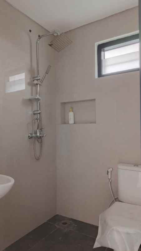 rumah modern minimalis strategis di cirendeu tang sel