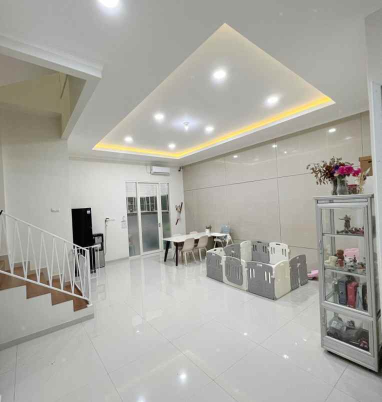 rumah modern minimalis sutorejo bagus terawat