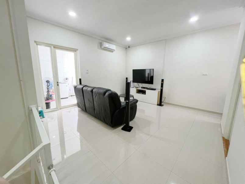 rumah modern minimalis sutorejo bagus terawat