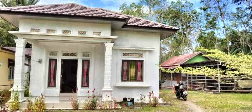 rumah permanen tanah dan halaman