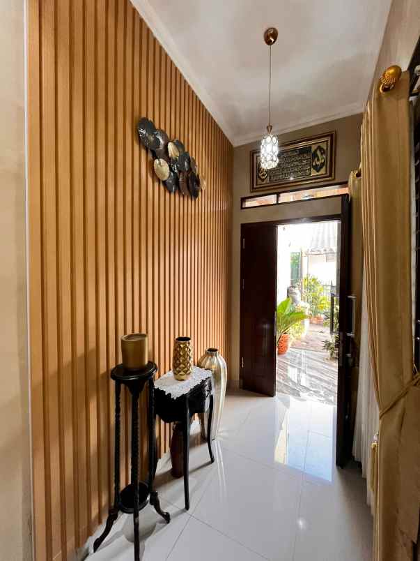 rumah second modern 2 5 lantai di tanah baru depok