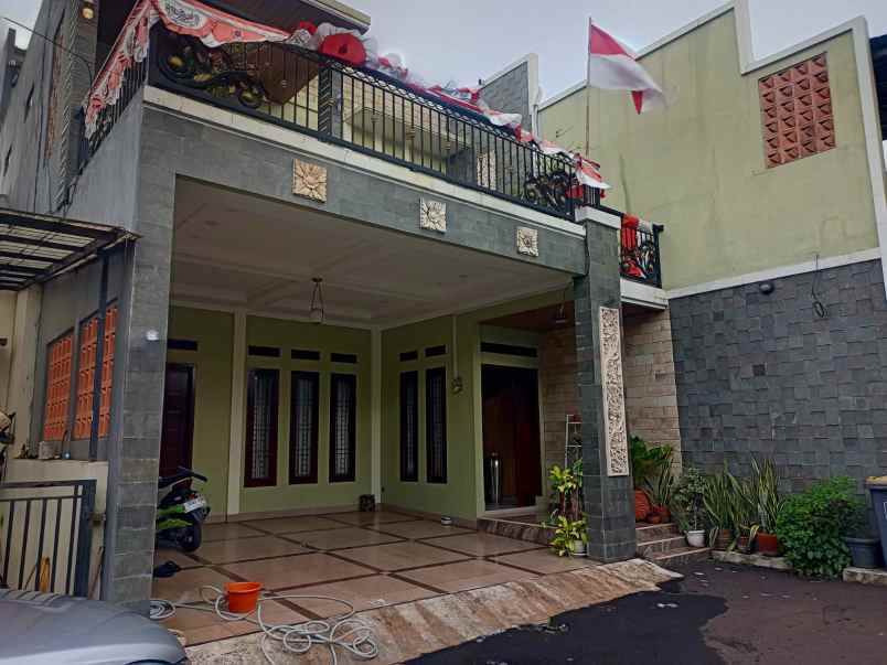 rumah second modern 2 5 lantai di tanah baru depok