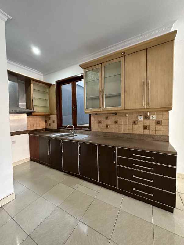 rumah secondary 3 lantai kokoh dan terawat siap huni