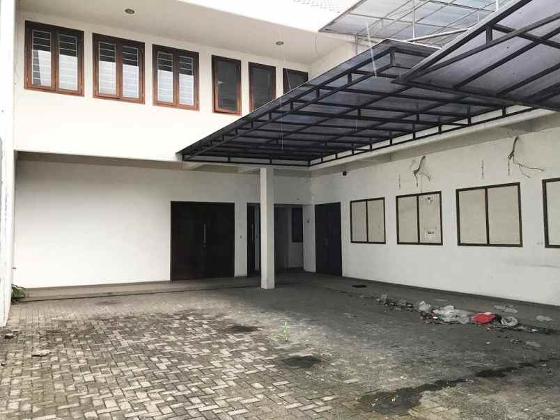 rumah usaha jl ambengan strategis tengah kota