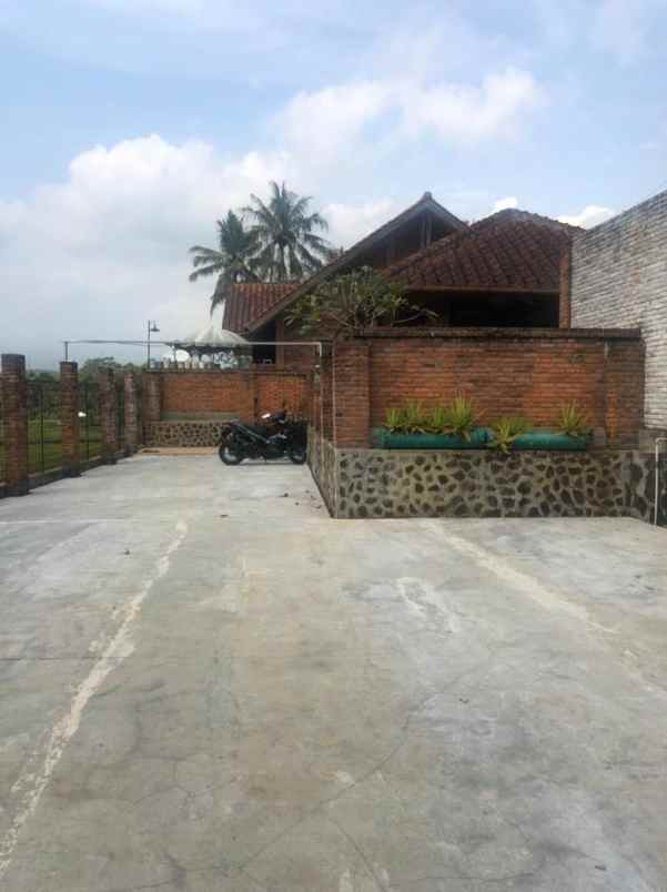 villa rumah liburan asri dengan kolam renang