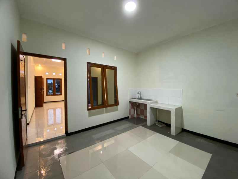 dijual rumah 2 km sleman city hall