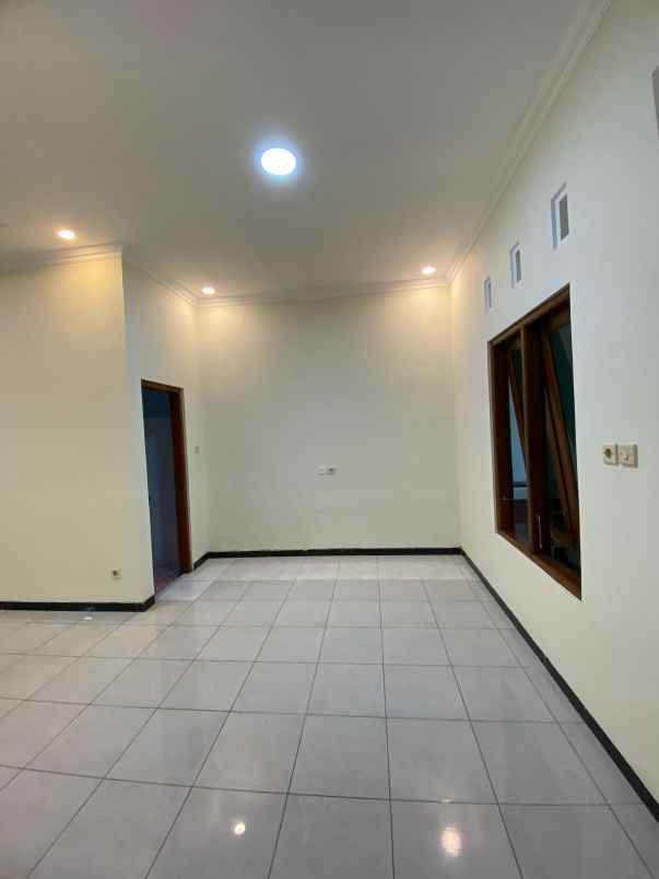 dijual rumah 2 km sleman city hall