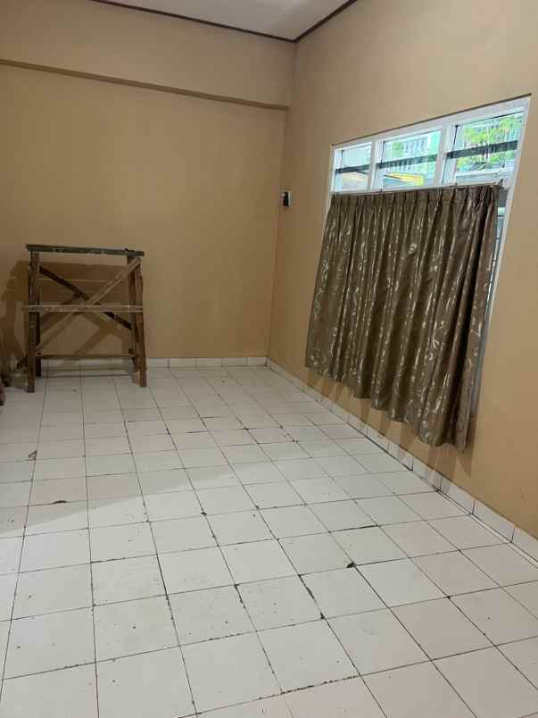 dijual rumah 2 km utara pakuwon mall