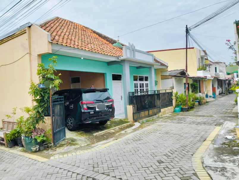 dijual rumah 2 km utara pakuwon mall