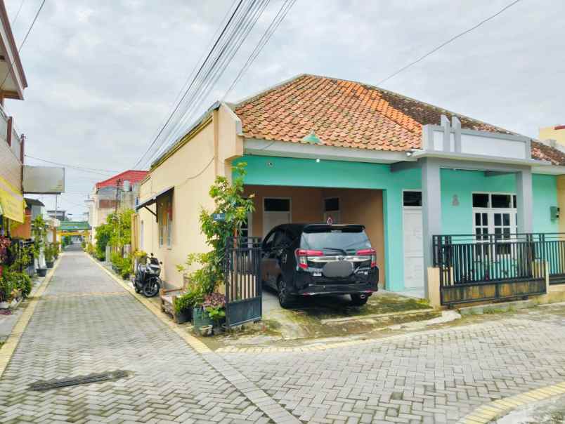 dijual rumah 2 km utara pakuwon mall