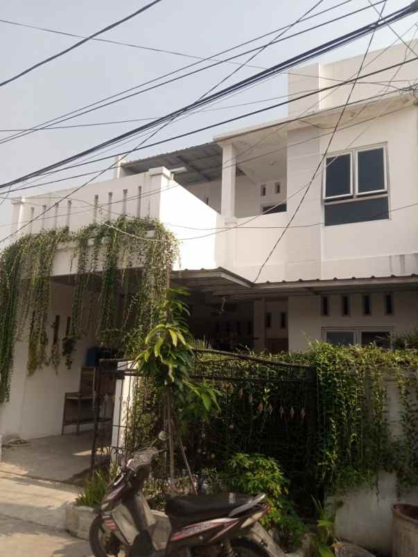 dijual rumah 2 lantai