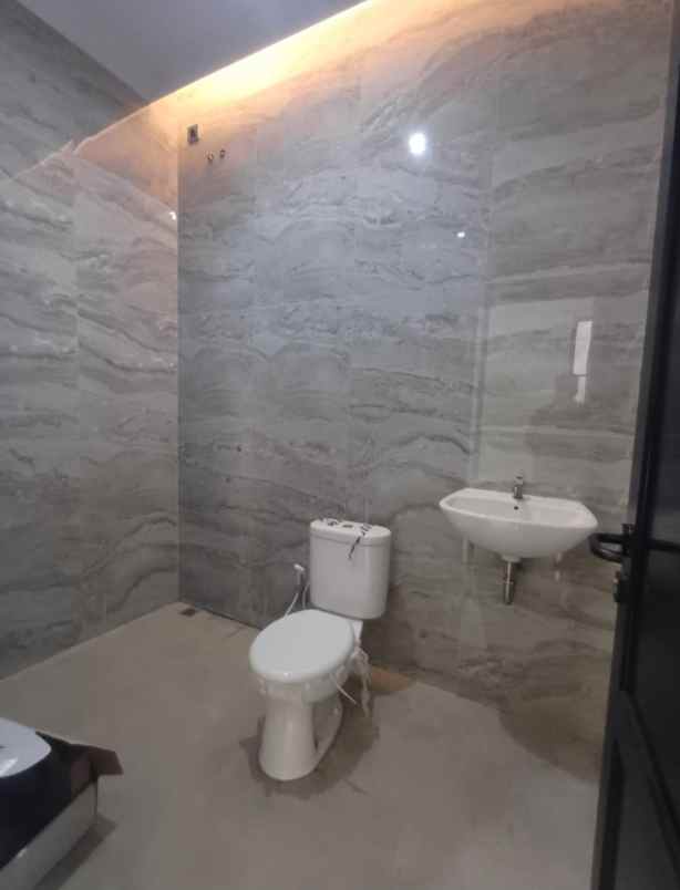 dijual rumah baru bangun