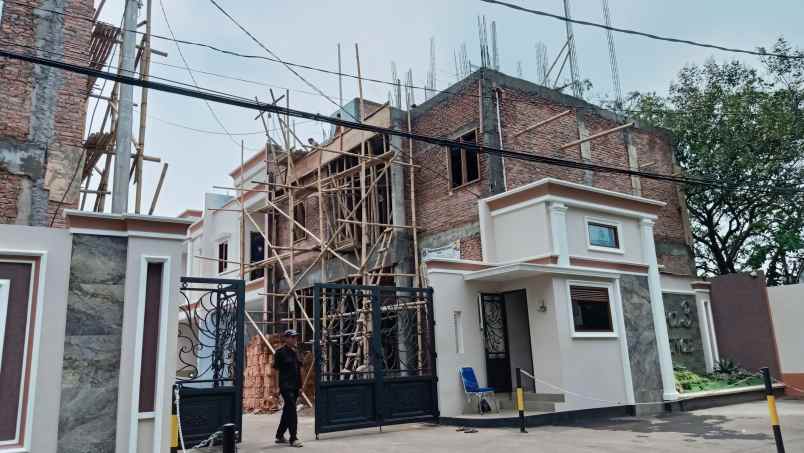 dijual rumah baru dua lantai di ciracas bonus roof top