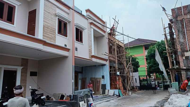 dijual rumah baru dua lantai di ciracas bonus roof top