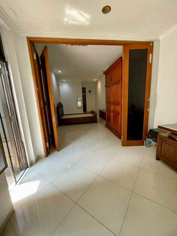 dijual rumah besar bagus di mahagoni graha bintaro