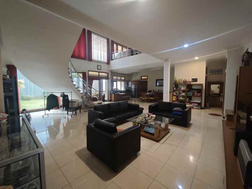 dijual rumah besar dan mewah di mekarwangi